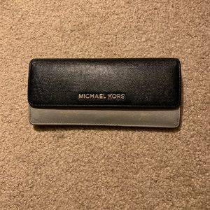 Michael Kors Long wallet like new condition